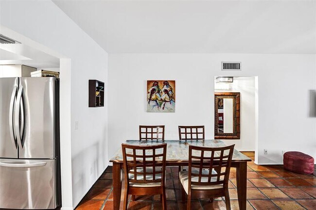 Building Photo - 1212 SE 2nd Ct