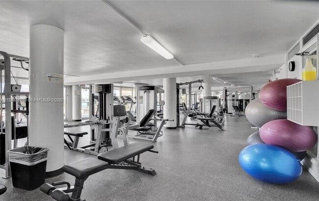 Building Photo - 900 Bay Dr