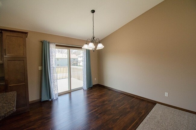 Building Photo - Move-In Ready NW Rochester Home with Finished Lower Level