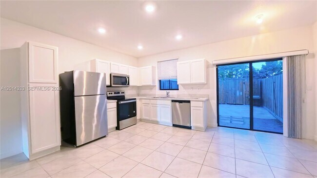 Building Photo - 1232 NE 5th Ct