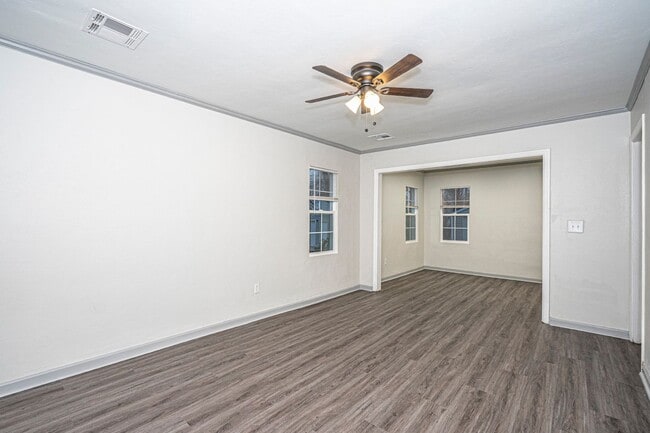 Building Photo - Updated 3 Bed 1 Bath - Large fenced in yar...