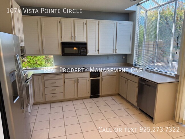 Building Photo - 1074 Vista Pointe Cir