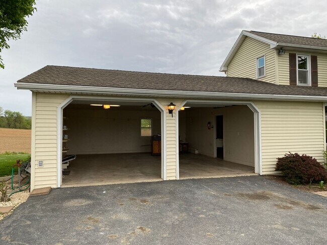 Building Photo - Coming soon! 4 Bedroom Farmhouse for Rent in Shippensburg