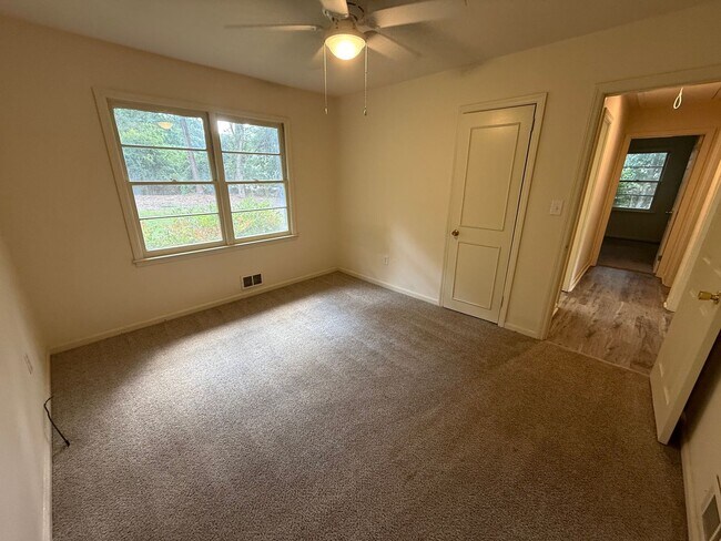 Building Photo - Spacious 3 Bedroom House