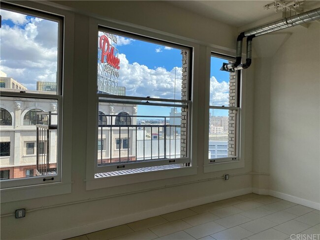 Building Photo - 939 S Broadway-