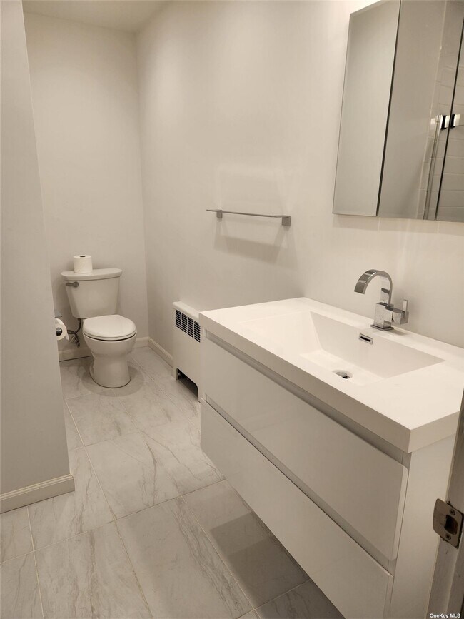 Building Photo - 14 Oakwood Rd