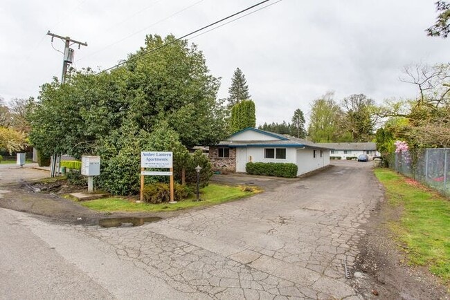 Building Photo - 3 Bedroom 1.5 Bathroom Apartment Home, Washer Dryer in Unit!