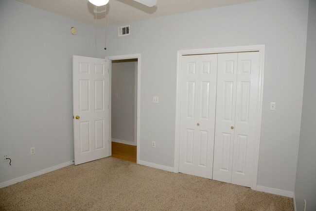 Building Photo - Rare 3 Bedroom Condo!