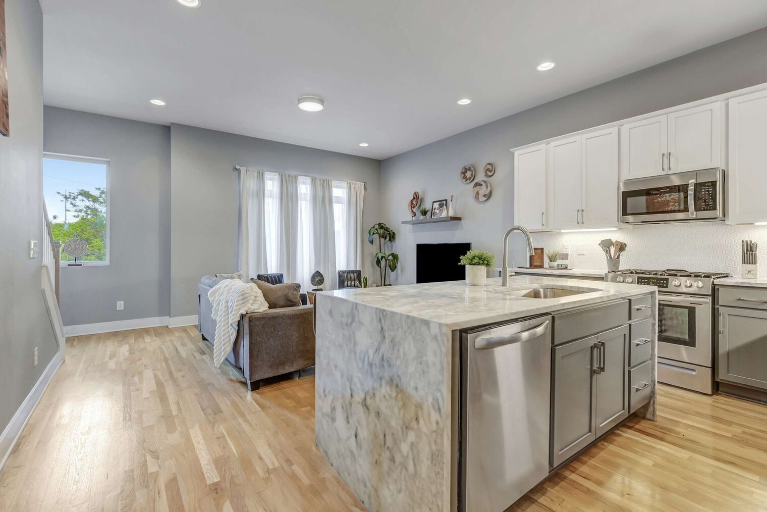 Building Photo - 978 Youngs Ln