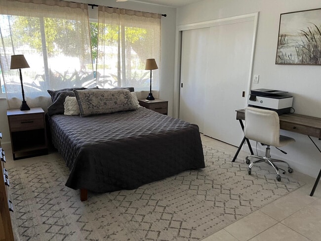 Building Photo - 556 SE 15th Ave