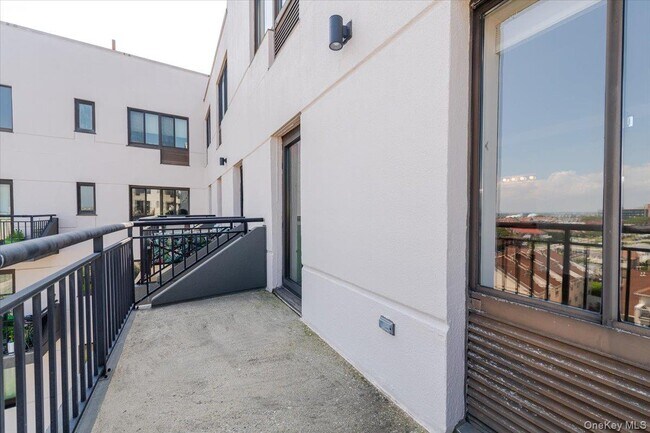 Building Photo - 100 W Broadway