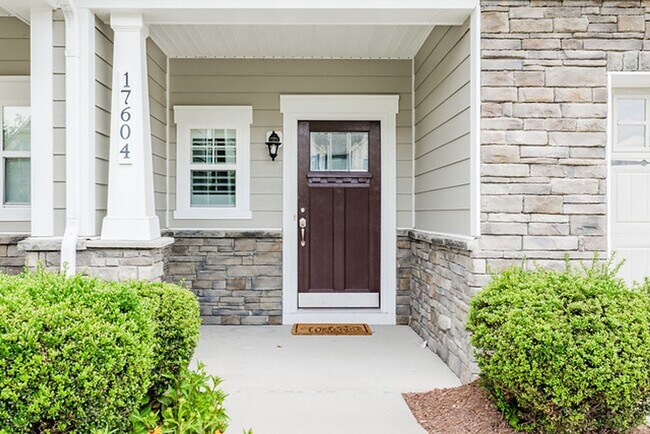 Building Photo - Gorgeous Moseley Townhome with Low-Maintenance Living!