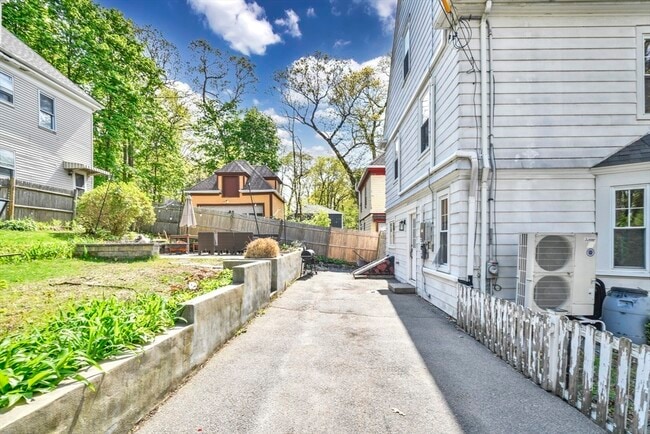 Building Photo - 208 Brush Hill Rd