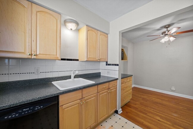Building Photo - 7112-7114 Jamieson
