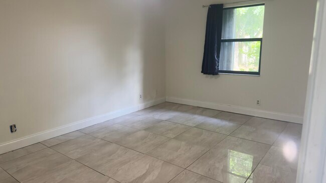 Building Photo - 1015 Staghorn St