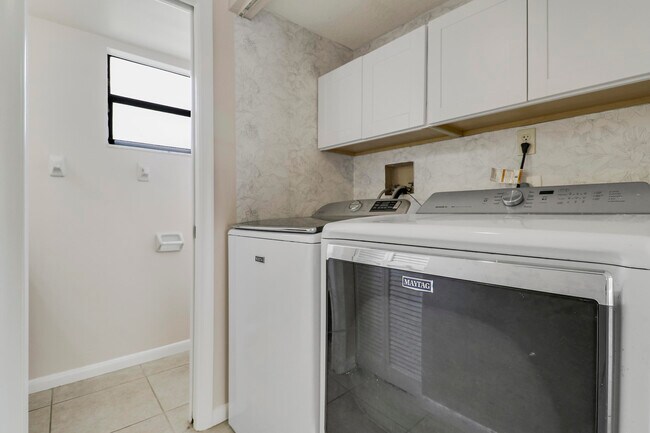 Building Photo - 202 Lakewood Dr