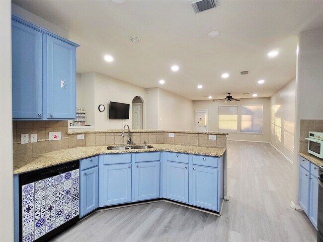Building Photo - 7334 Jacobs Well Dr