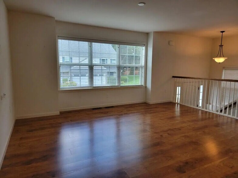 Building Photo - 639 Winding Ln