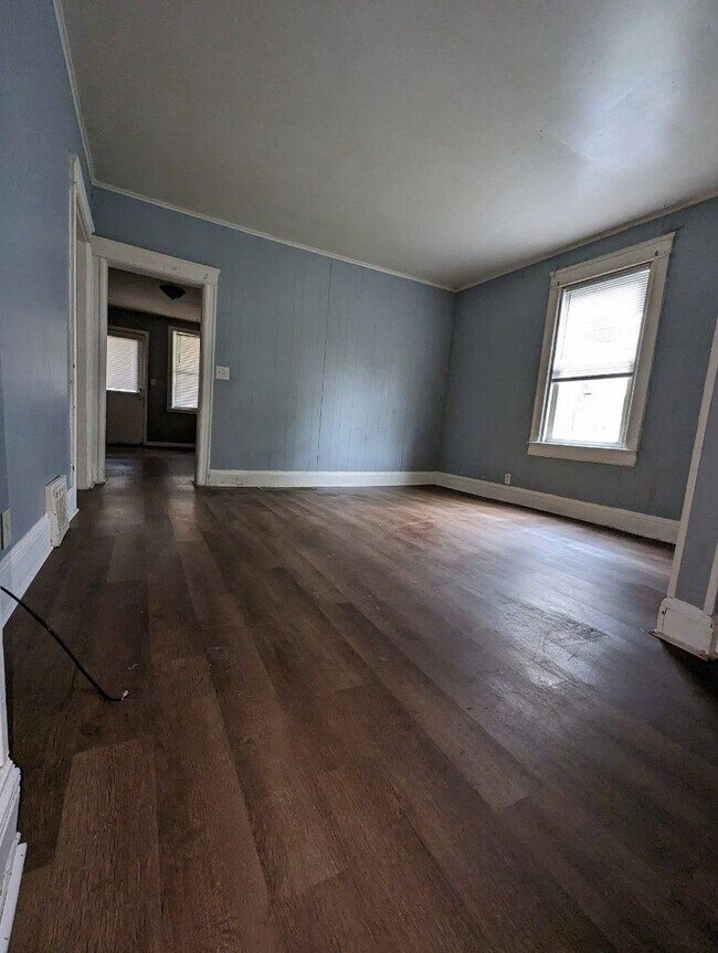 Building Photo - 149 River St