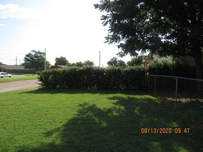 Building Photo - Located walking distance to Cameron University and Comanche Hospital !!
