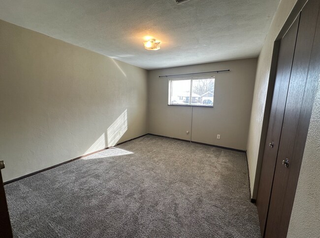 Building Photo - 1 Bedroom/1 Bathroom for Rent - Silvis, IL