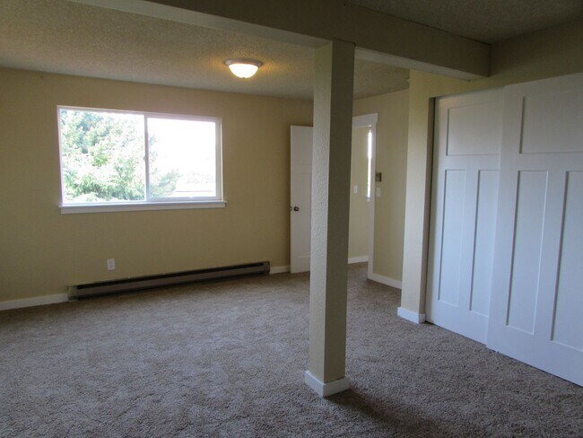 Building Photo - Large 4 Bedroom Edgemoor Home w/ Mother-in-law Suite