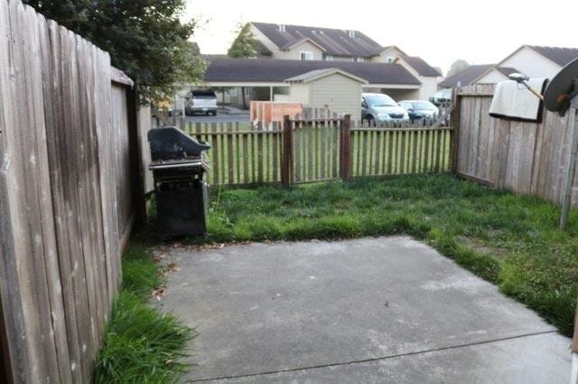 Building Photo - Cute, Cozy, convenient Arcata 3 bedroom townhouse with small fenced yard, laundry