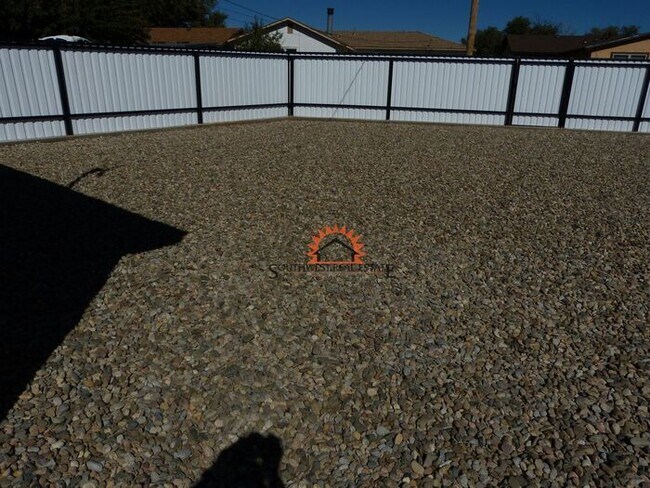 Building Photo - Spacious 2 bedroom 2 bath Duplex.