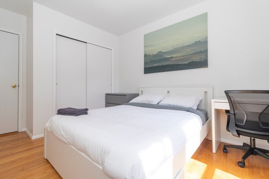 Building Photo - 334 E 96th St