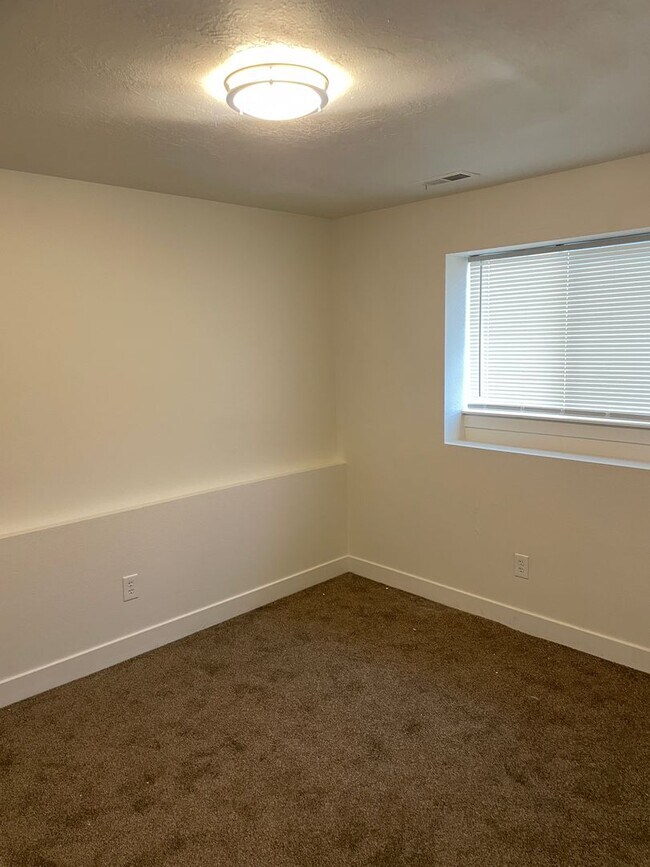 Building Photo - 3 bedroom, 1 bath unit. Newly Remodeled.