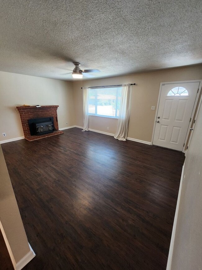 Building Photo - Action Properties R.E.S.- Central Roseville, R.V. Access, 3 Bedroom, Large Patio & Rear Yard, Nea...
