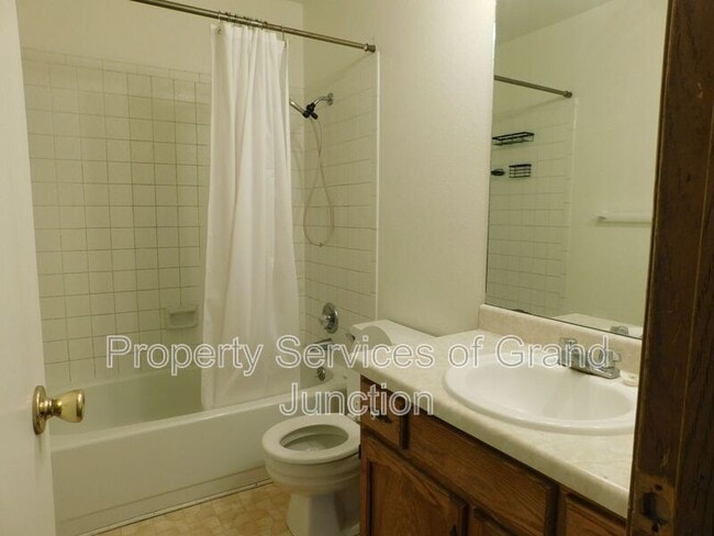 Building Photo - 570 Dawn Ct