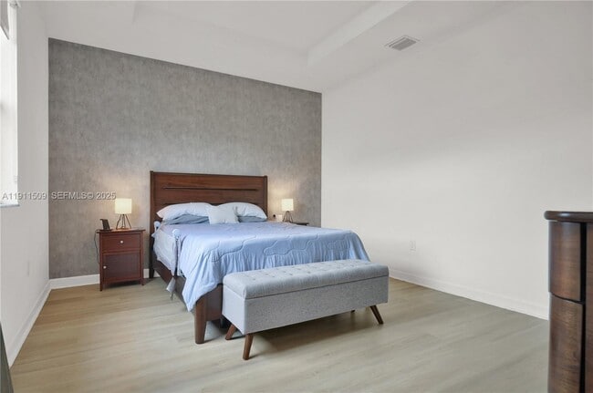 Building Photo - 909 NE 211th St