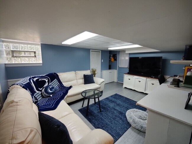 Building Photo - *Beautifully Updated & Spacious 3BD/2BA Si...