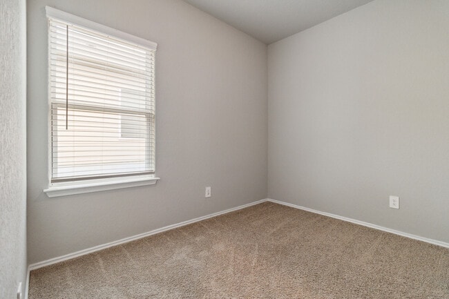 Building Photo - 3305 Ridge Pl