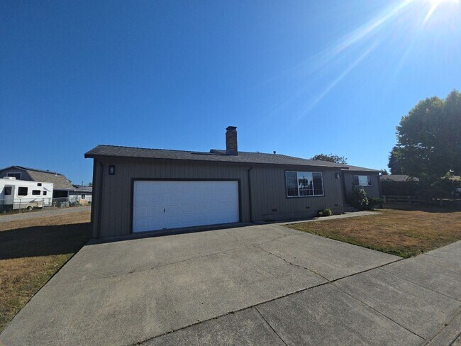 Building Photo - 3BD/2BA newly remodeled Kenwood Dr. Fortun...
