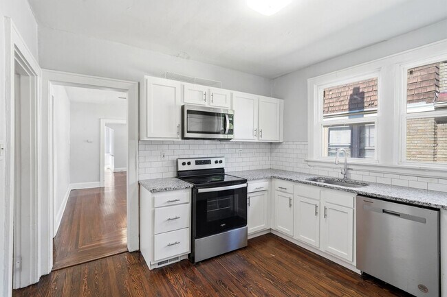 Building Photo - 682 Greenwood Ave