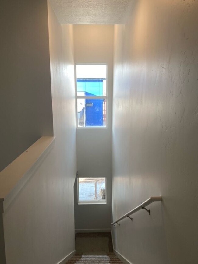 Building Photo - Spacious Town Home