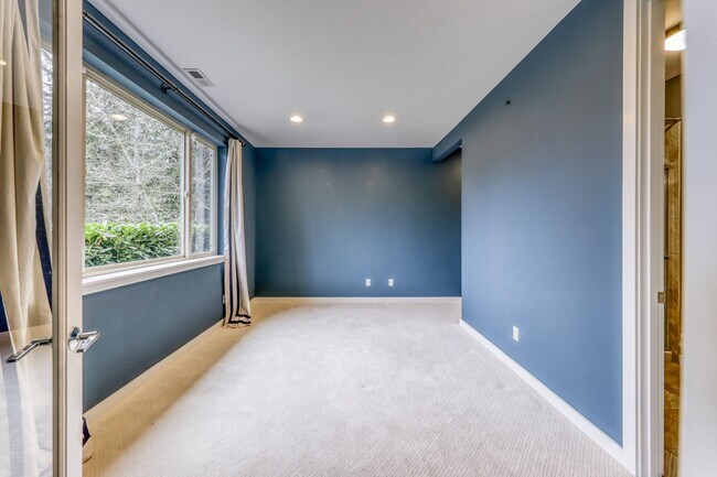 Building Photo - Gorgeous Large Home