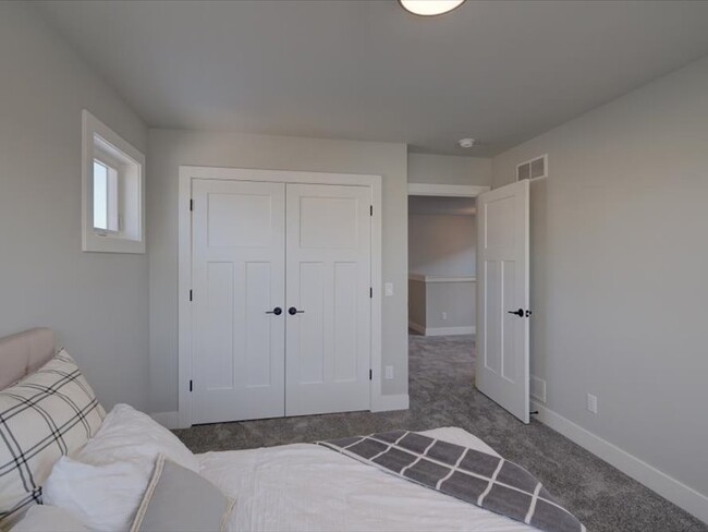 Building Photo - 139 Prairie Heights Dr