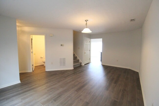 Building Photo - 3 story townhome with fenced in yard for rent in Taylor Springs