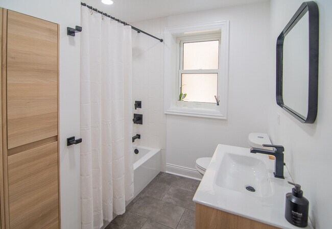 Building Photo - 5811 N Winthrop Ave