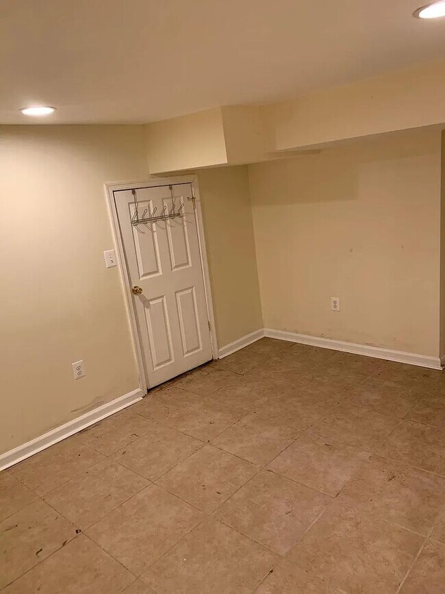 Building Photo - Beautifully renovated rowhome with refinis...