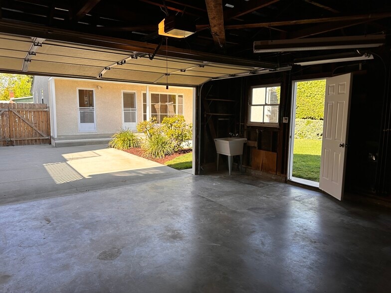 Building Photo - 5818 E Scrivener St