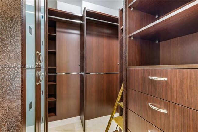 Building Photo - 16001 Collins Ave
