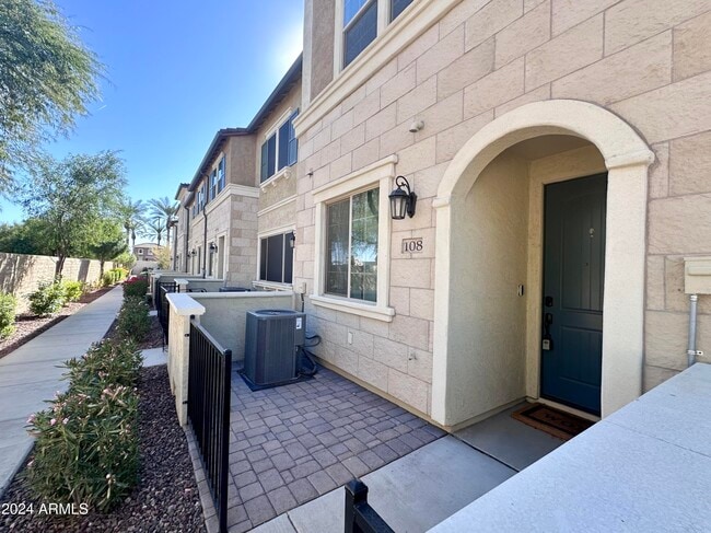 Building Photo - 2669 S Peppertree Dr