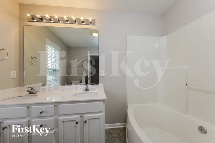 Building Photo - 2435 Wynbrook Dr