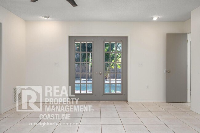 Building Photo - Welcome to Your Venice Oasis!