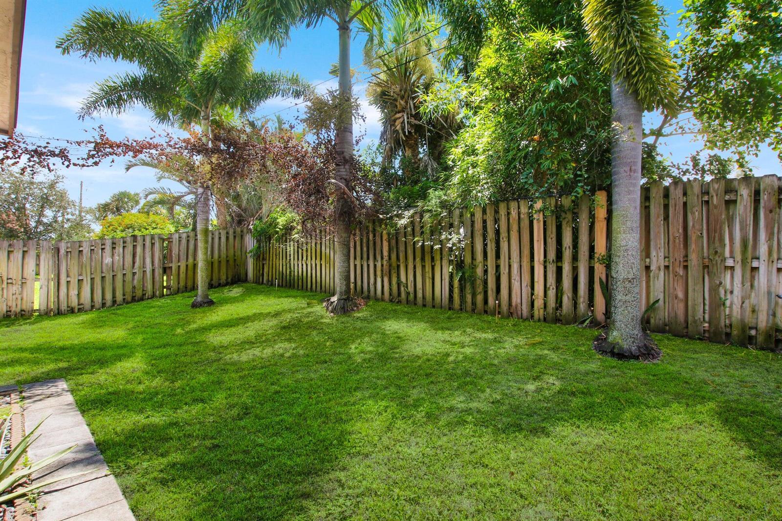 Building Photo - 2046 Cove Ln