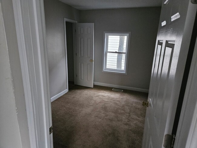 Building Photo - Newly Renovated Unit